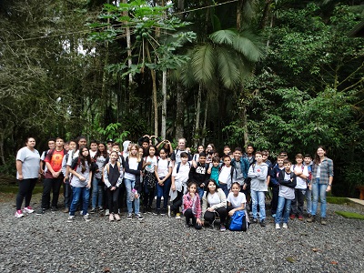 Alunos da EEB Almirante Tamandaré de Guaramirim (SC) nas atividades interativas com a natureza realizada em 22-05-2019 na RPPN Santuário Rã-bugio