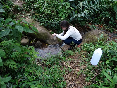 Coleta de água antes da instalação das fossas septicas no riacho contaminado do Morro Boa Vista