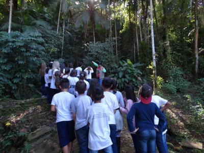 Estudantes na trilha interpretativa em 26-06-2017 Projeto BrazilFoundation - Estudantes na trilha interpretativa