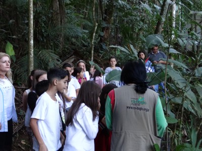 Projeto BrazilFoundation - estudantes na trilha interpretavia