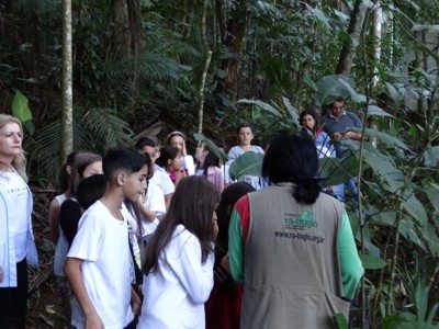 estudantes na trilha intepretativa 26-06-2017 Projeto BrazilFoundation - estudantes na trilha interpretavia