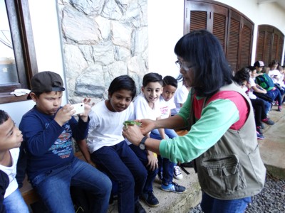 estudantes em atividades de interpretação de trilha em 26-02-2017 Projeto BrazilFoundation - Estudantes em atividades de educação ambiental na trilha interpretativa