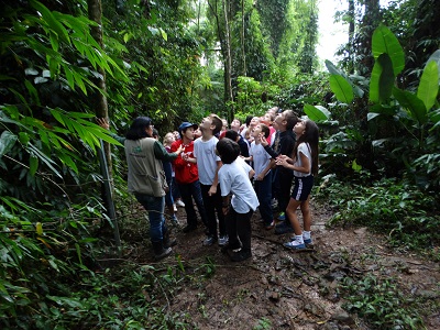 Estudante  da EEB Julius Karsten em atividade de educação ambiental nas trilhas interpretativas do projeto CMDCA Jaragua do Sul SC