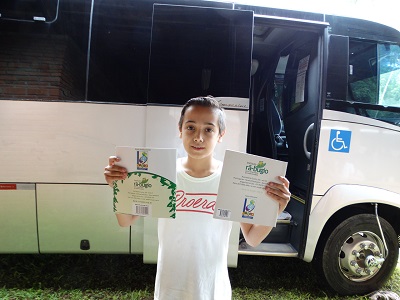 Alunos da EEB Julius Karsten Jaragua do sul (SC) mostrando a cartilha do projeto apoiado pelo CMDCA em 27/05/2019