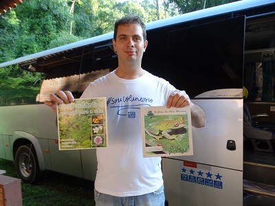 Voluntário da WEG com estudantes da EEB Julius Karsten Jaraguá do sul (SC) mostrando cartilhas do projeto apoiado pelo CMDCA em 27/05/2019