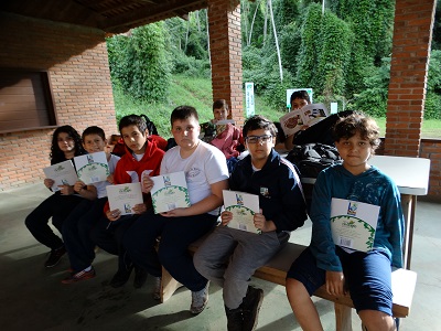 Distribuição das cartilhas para estudantes da EMEF Maria Nilda Salai Stahelin financiadas pelo projeto CMDCA Jaragua do Sul SC