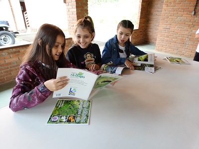 Distribuição das cartilhas para estudantes da EMEF Maria Nilda Salai Stahelin financiadas pelo projeto CMDCA Jaragua do Sul SC