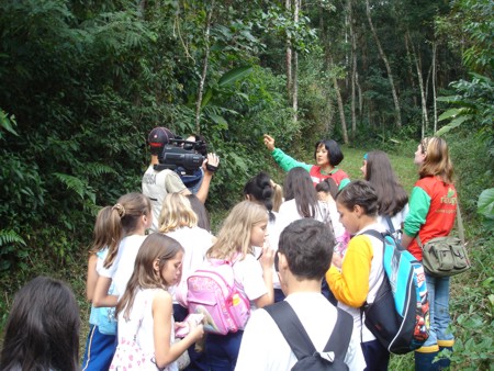 Estudantes em contato com a natureza nas trilhas interpretativas da mata atlântica em jaraguá do sul