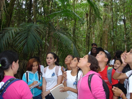 Estudantes da Escola Estadual Marechal Rondon, de São José dos Campos (SP), atendidos pelo projeto de educação ambiental do Instituto Rã-bugio na trilha interpretativa da Reserva Ecológica Augusto Ruschi