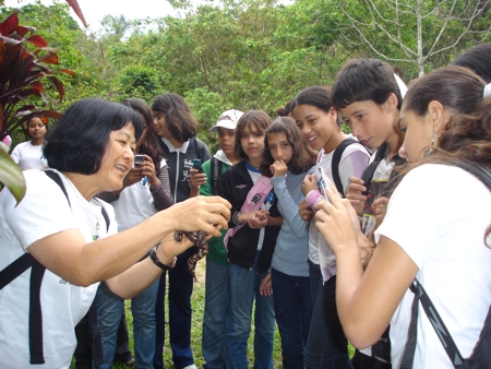 Estudantes da Escola Estadual Marechal Rondon, de São José dos Campos (SP), atendidos pelo projeto de educação ambiental do Instituto Rã-bugio na trilha interpretativa da Reserva Ecológica Augusto Ruschi