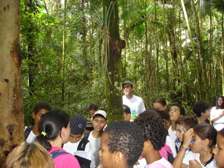 Estudantes da Escola Estadual Marechal Rondon, de São José dos Campos (SP), atendidos pelo projeto de educação ambiental do Instituto Rã-bugio na trilha interpretativa da Reserva Ecológica Augusto Ruschi