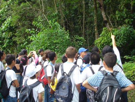 Estudantes da Escola Estadual Marechal Rondon, de São José dos Campos (SP), atendidos pelo projeto de educação ambiental do Instituto Rã-bugio na trilha interpretativa da Reserva Ecológica Augusto Ruschi